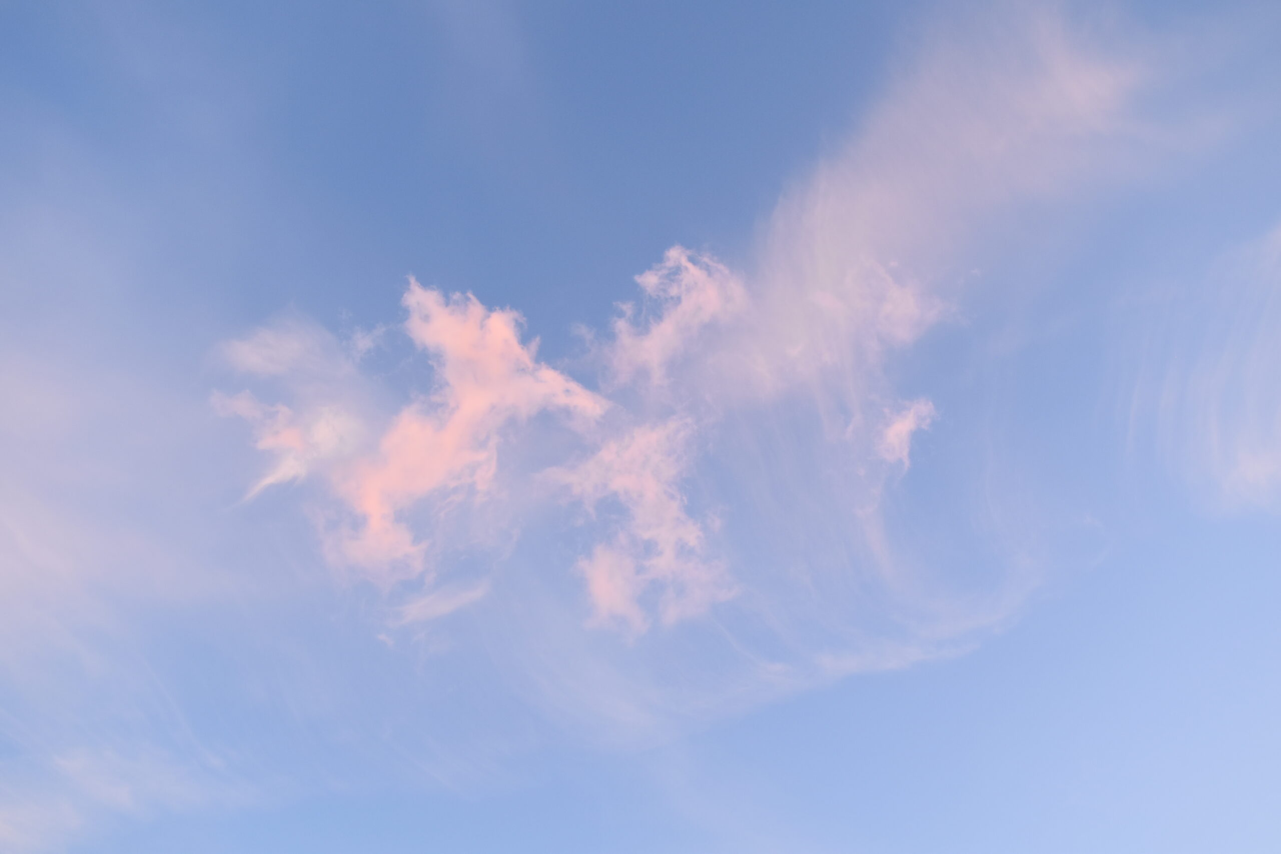 Wolkenschleier lösen sich im Blau auf – Sinnbild für das, was bleibt, wenn die Wolken sich lichten